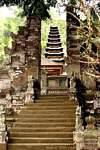 En la escalinata del palacio, templo Pura Kehen, Bali.