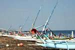 Flotilla de canoas Kusamba, Bali.
