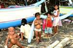 Niños en la playa Kusamba, Bali.