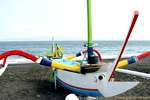 Doble canoa costa afuera Kusamba, Bali.