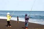 Pesca en la playa Kusamba, Bali.