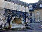 Besançon, fuente de agua Arcier Rue du Palais, Francia.