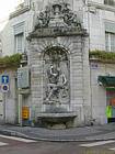 Besançon, Fuente en la esquina Mégevand St y Ronchaux, Francia.