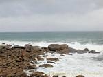 Ola en las rocas en Bretaña, Bretaña, Francia.