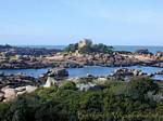 El canal de la isla de francés Costaérès, Saint-Guirec, Bretaña, Francia.
