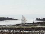 Bajo el yate de marea que pasa a avanzado Vil en Roscoff, Bretaña, Francia.