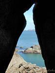 Entre las rocas, costa de granito rosa, Perros Guirec, Bretaña, Francia.