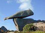 Roca en equilibrio, las costumbres de senderos, Ploumanac'h, Bretaña, Francia.