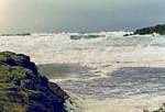 Rodillos en la playa y el océano desatada, Quiberon, Bretaña, Francia.
