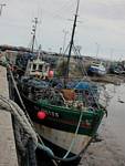 Chalutier à marée basse, Bretagne