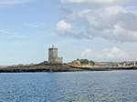 Castillo en la Isla Negro, cerca de Morlaix, Bretaña, Francia.