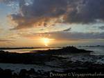 Puesta de sol en la ensenada de Laber, Roscoff, Bretaña, Francia.