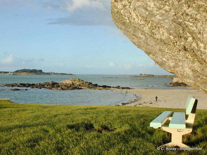El banco bajo la roca, Bénodet, Bretaña - Francia