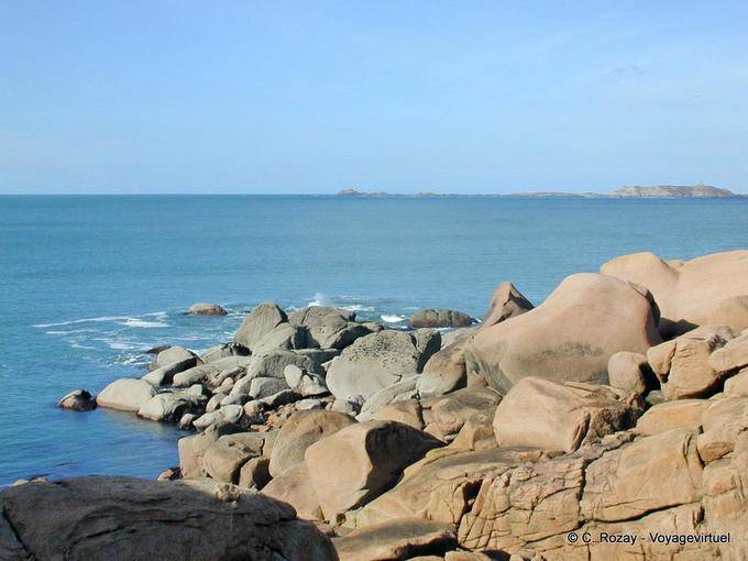 Después de la ensenada de Pors Kamor, Ploumanach, Bretaña - Francia