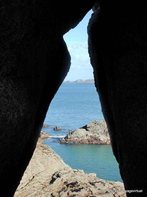 Entre las rocas, costa de granito rosa, Perros Guirec, Bretaña - Francia
