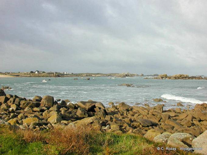 Caos rocas a la costa de granito rosa, Bretaña - Francia
