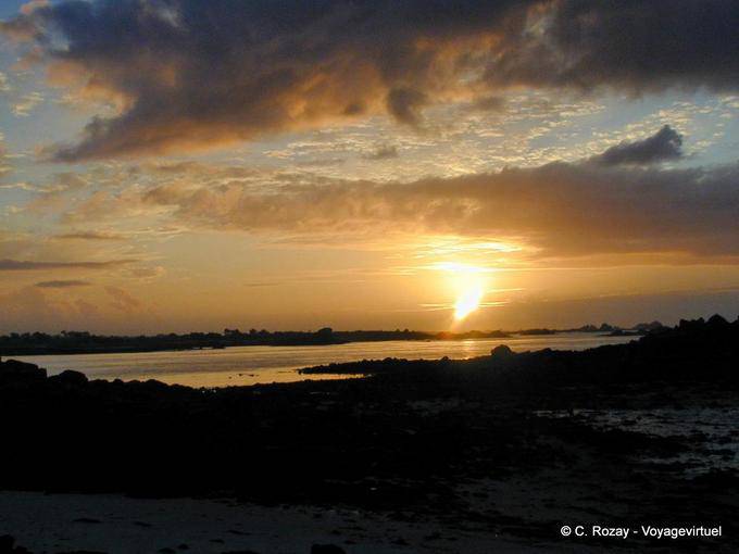 O el sol sobre la península y cala Perharidy Laber, Roscoff, Bretaña - Francia