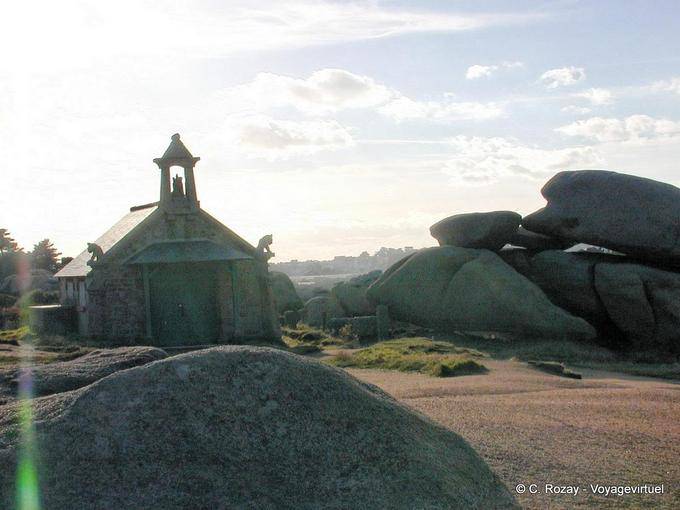 Otro punto de vista de la casa con gárgolas, Ploumanac'h, Bretaña - Francia