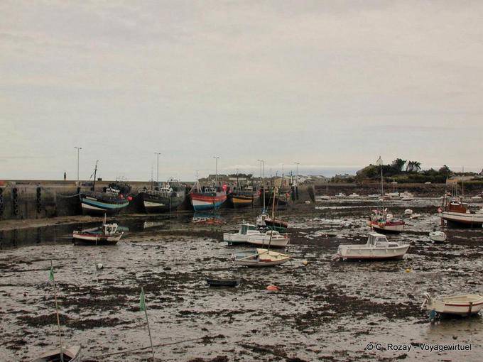 Puerto de Roscoff en marea baja, Bretaña - Francia