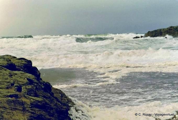 Rodillos en la playa y el océano desatada, Quiberon, Bretaña - Francia