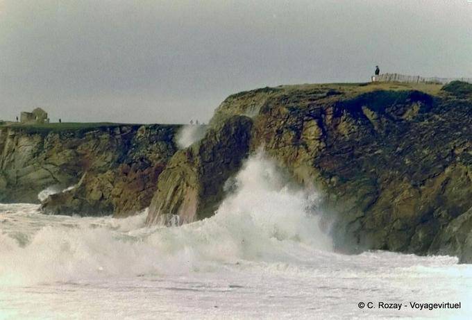 Espuma de los días durante la tormenta, Quiberon, Bretaña - Francia