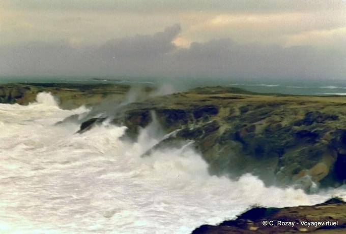 Tormenta en la costa salvaje de Quiberon, Bretaña - Francia