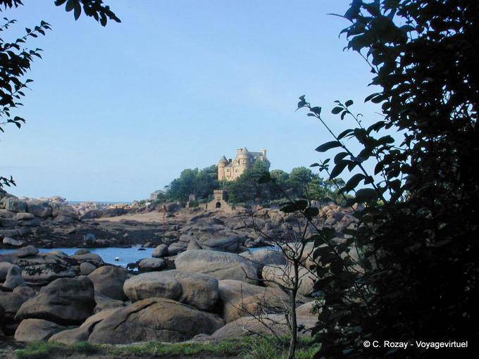 Castillo francés Costaérès visto desde la costa de granito rosa, Bretaña - Francia
