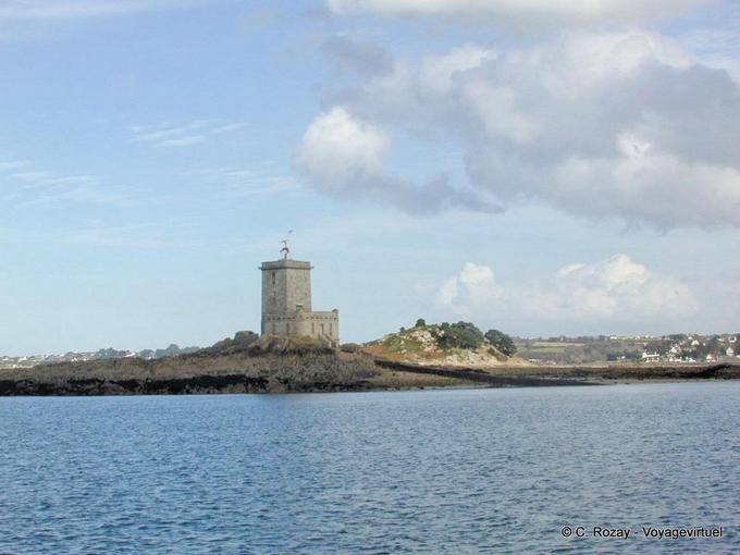 Castillo en la Isla Negro, cerca de Morlaix, Bretaña - Francia