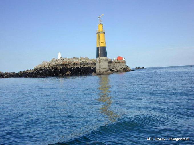 Faro del faro en la isla de la bahía de Morlaix, Bretaña - Francia