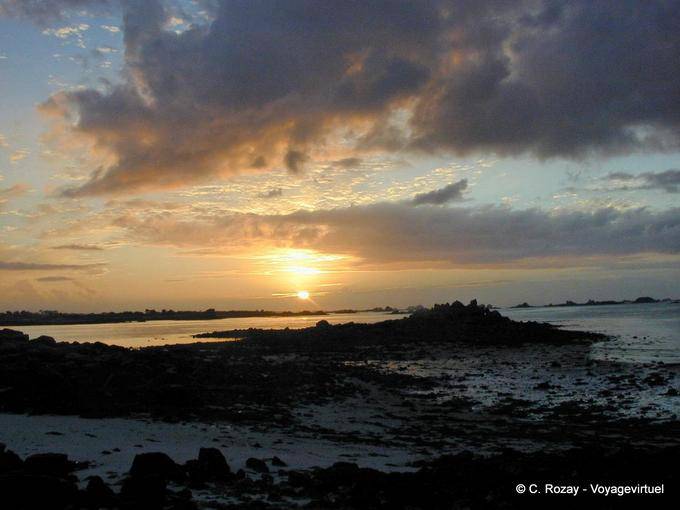 Puesta de sol en la ensenada de Laber, Roscoff, Bretaña - Francia