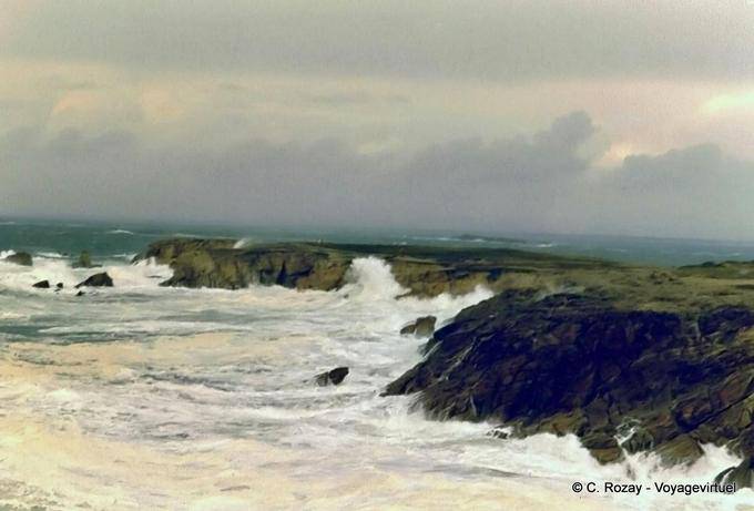 Ondas tempestuosas en la punta de la península de Quiberon, Bretaña - Francia