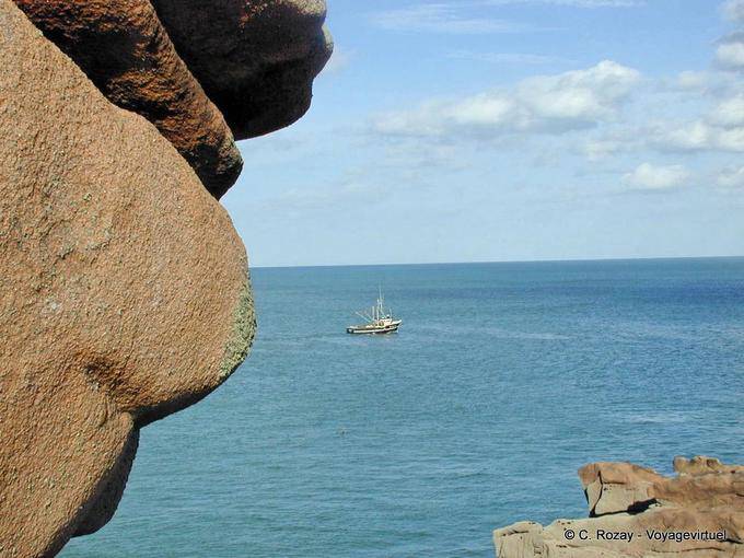 Barco de pesca visto desde la pista de Guardacostas, Bretaña - Francia