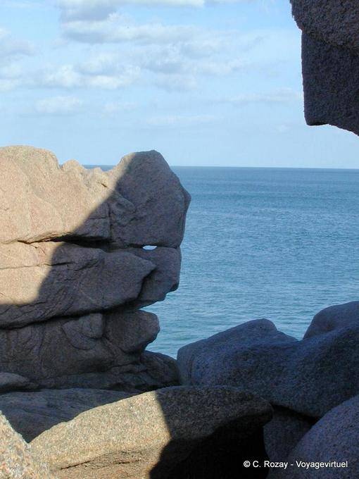 Rocas de formas curiosas en la Costa de Granito Rosa, Perros Guirec, Bretaña - Francia