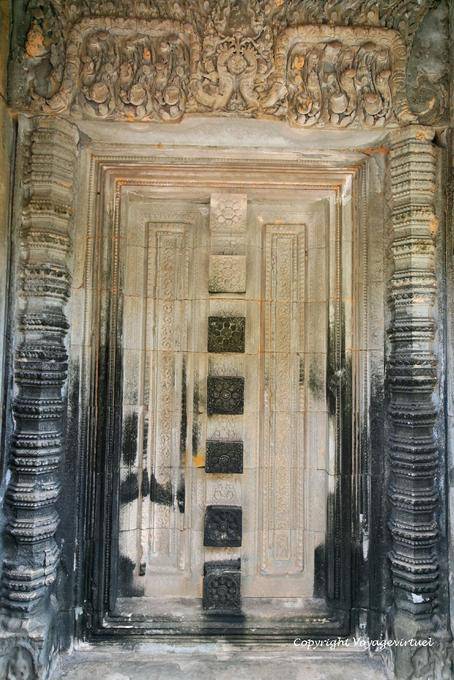 Falso puerta con columnas y frontón con los naga, Banteay Samré, Angkor, Camboya