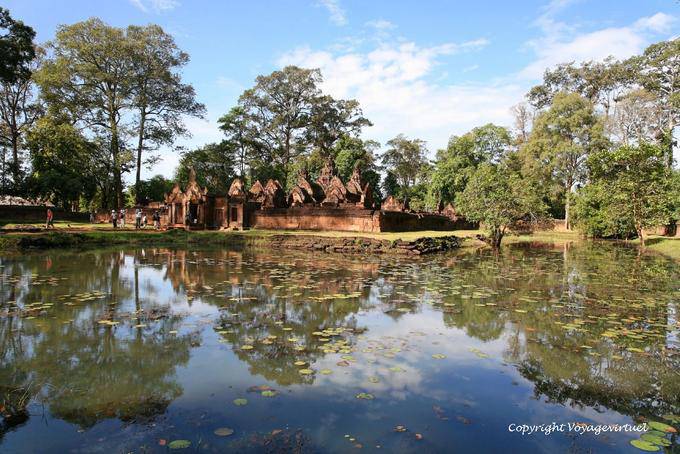 Banteay Srei, vista general del segundo orador de la fosa, Angkor, Camboya
