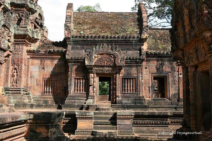 Lado suroeste, detrás del santuario principal de Banteay Srei, Angkor, Camboya