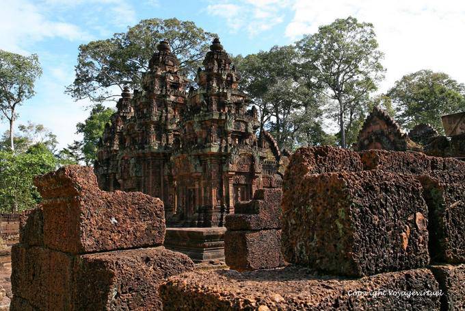 Bloques de piedra arenisca de color rosa en frente del santuario central, Banteay Srei, Angkor, Camboya