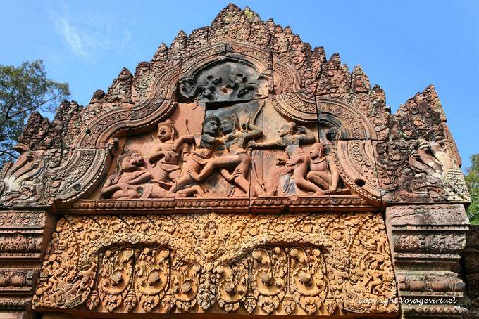 Vista completa de la escena del Ramayana, gopura I, Banteay Srei, Angkor, Camboya