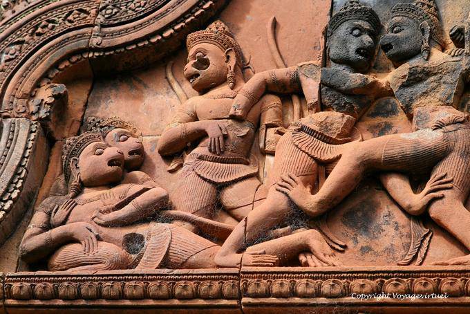 Lucha entre Valin y Surgrîva, gopura I, Banteay Srei, Angkor, Camboya