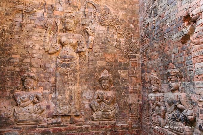 Otra vista de Lakshmi y sus adoradores, Prasat Kravan, Angkor, Camboya