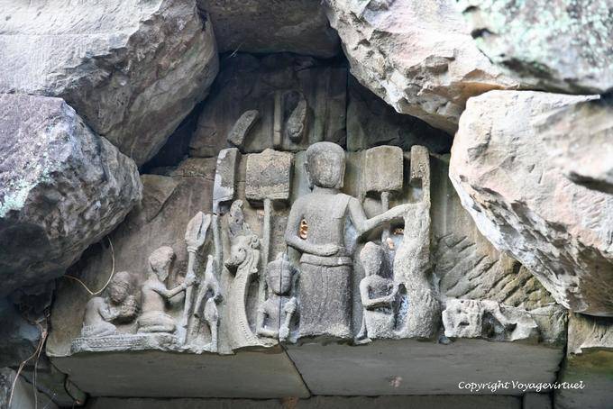 Una ofrenda sentado talla frontón Preah Khan, Angkor, Camboya