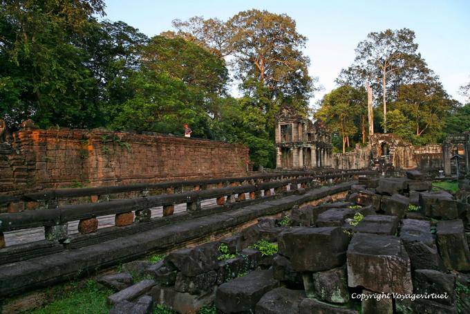 Pasamanos pavimentado pavimento, a través del sitio, Preah Khan, Angkor, Camboya