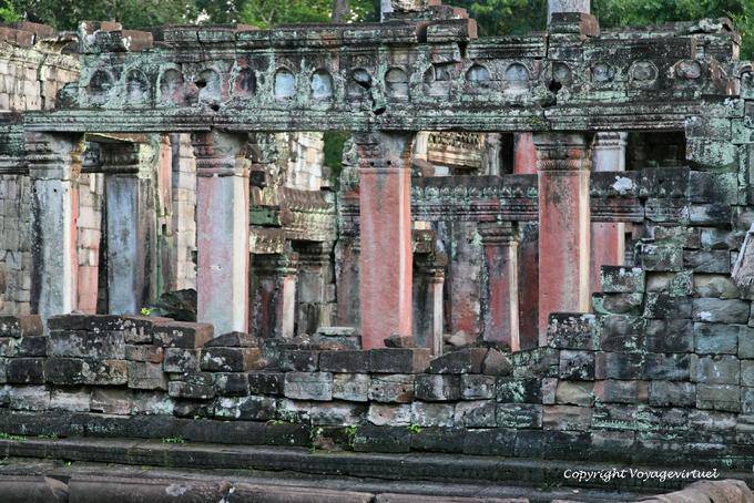 Columnas de colores de los bailarines de salon, Preah Khan, Angkor, Camboya