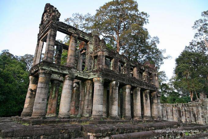 La construcción de dos plantas con columnas redondas, Preah Khan, Angkor, Camboya