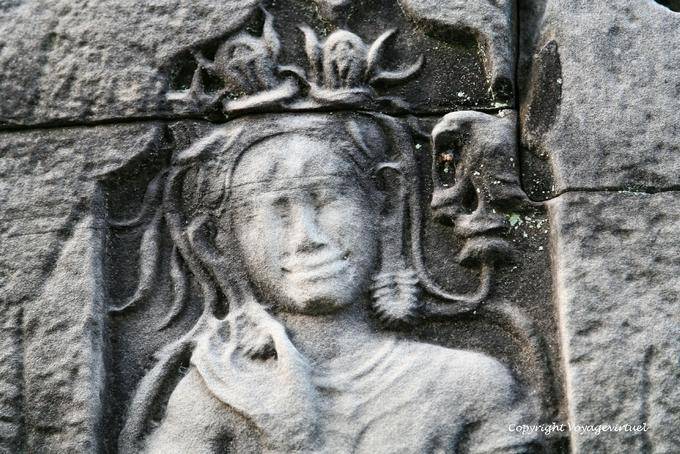 Cara femenina borrosa por el tiempo, Preah Khan, Angkor, Camboya