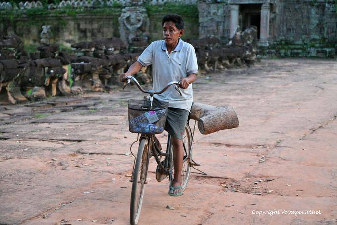 Ciclismo y antiguo Preah Khan, Angkor, Camboya