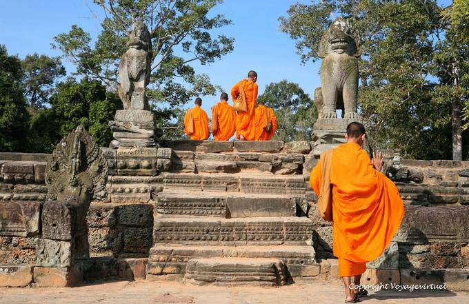 Pasos y dos lecciones de la guarda, Srah Srang, Angkor, Camboya