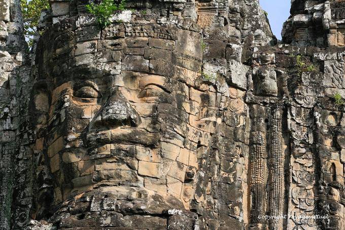 El poder real en una de las puertas de Angkor Thom, Angkor, Camboya