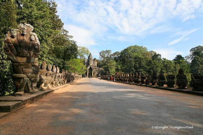 Angkor Thom doble fila de devas y asuras, Angkor, Camboya