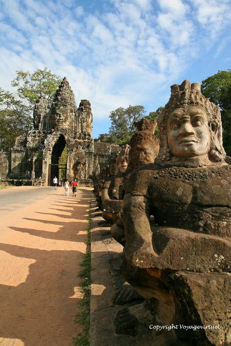 Recorrido por la puerta Sur yakshas y en el naga, Angkor Thom, Angkor, Camboya